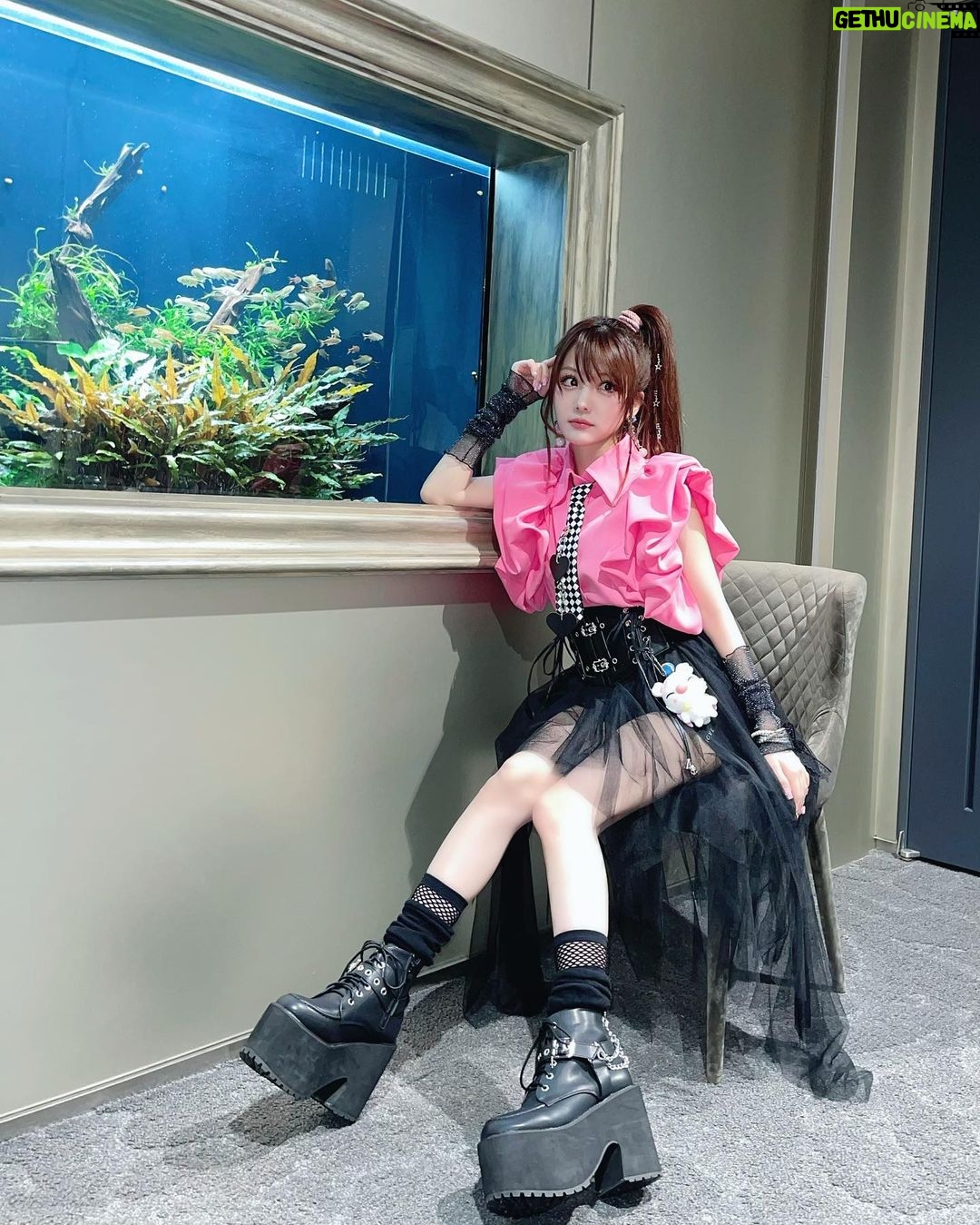 Reina Tanaka Instagram - . きのうのお仕事で着とった服です🩷 色が入るだけでパッと明るくなるね☺️ きのう行きも帰りもバタバタで新幹線発車する3.4分前に駅到着したけん この厚底で 駅ダッシュしました🏃♂️ この靴は全く走れる用の厚底ではないので(厚底でも軽くて走れるのもある🙆♀️)走った後、足が震えて震えて仕方なかったです👽 やっぱりさ人生何事も焦らずゆーーったり行動したいね!!笑 ※行きも帰りも無事予定通りに乗れました🤭🚄 ・‥…━━━☞・‥…━━━☞ #れーなこーで #衣装 #厚底ダッシュ