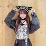 Reina Tanaka Instagram - . 中に着とうトップスとこのスカートの組み合わせ、くびれなくても 細く見えるコーデになった🥹🫶🏻 最近このトップスの形みたいに 垂れるところ(?)紐？じゃないしな🤔 とにかくこの形にハマり中❣️笑 ・‥…━━━☞・‥…━━━☞ #れーなこーで #猫耳ニット帽 #EMODA #ロングスカート #GRL #ショートブーツ #SHEIN #トップス #PAGEBOY #インナー
