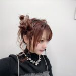 Reina Tanaka Instagram - . 久しぶりに2つお団子にしたよ✌️💕 うまくエクステのメッシュの所出したかったけど 難しかったぁ😬💦 前髪の横は三つ編みにするのと お団子も かっちりせず フワフワ、アホ毛出ても気にせず出しっぱなしなのが れーな流✌️😝 ※黒のトップスが毛だらけなのは お気になさらずね🤫笑 ・‥…━━━☞・‥…━━━☞ #お団子ヘア #ツインテール #三つ編みアレンジ #お団子アレンジ #エクステ #メッシュ