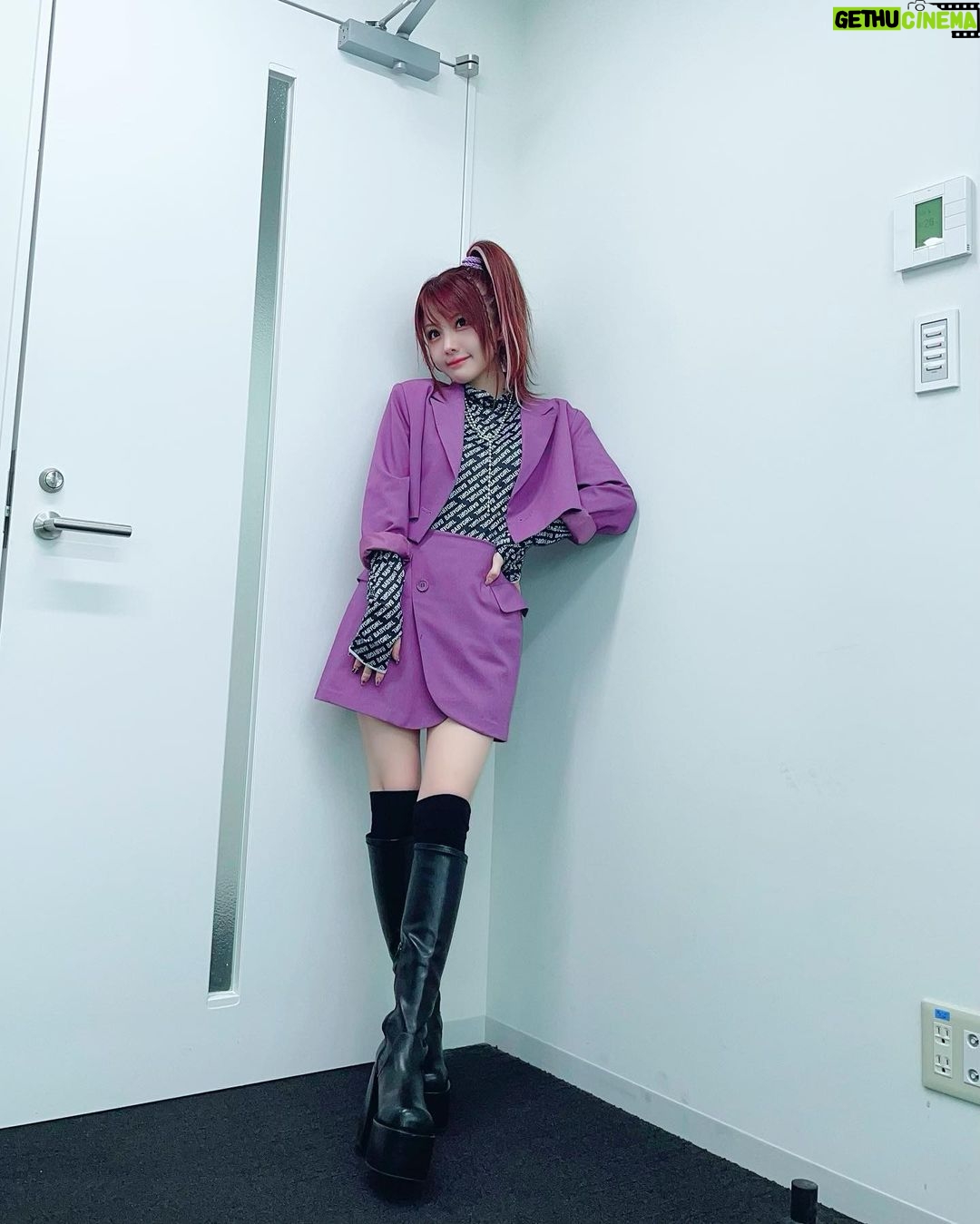 Reina Tanaka Instagram - . 紫のスーツのセットアップって 珍しくてかわいくない?😍💜 新しく買ったブーツは 足が綺麗に見えるし 結構厚底高いけど 前と後ろの高低差少なくて良い︎👍🏻 ̖́-💕 そしてピンクメッシュのエクステを いつもよりたくさん入れてもらったら ヘアアレンジした時たくさん見えて嬉しい♡ @lapis_kazuya ・‥…━━━☞・‥…━━━☞ #れーなこーで #セットアップ #パープルコーデ #evris #EMODA