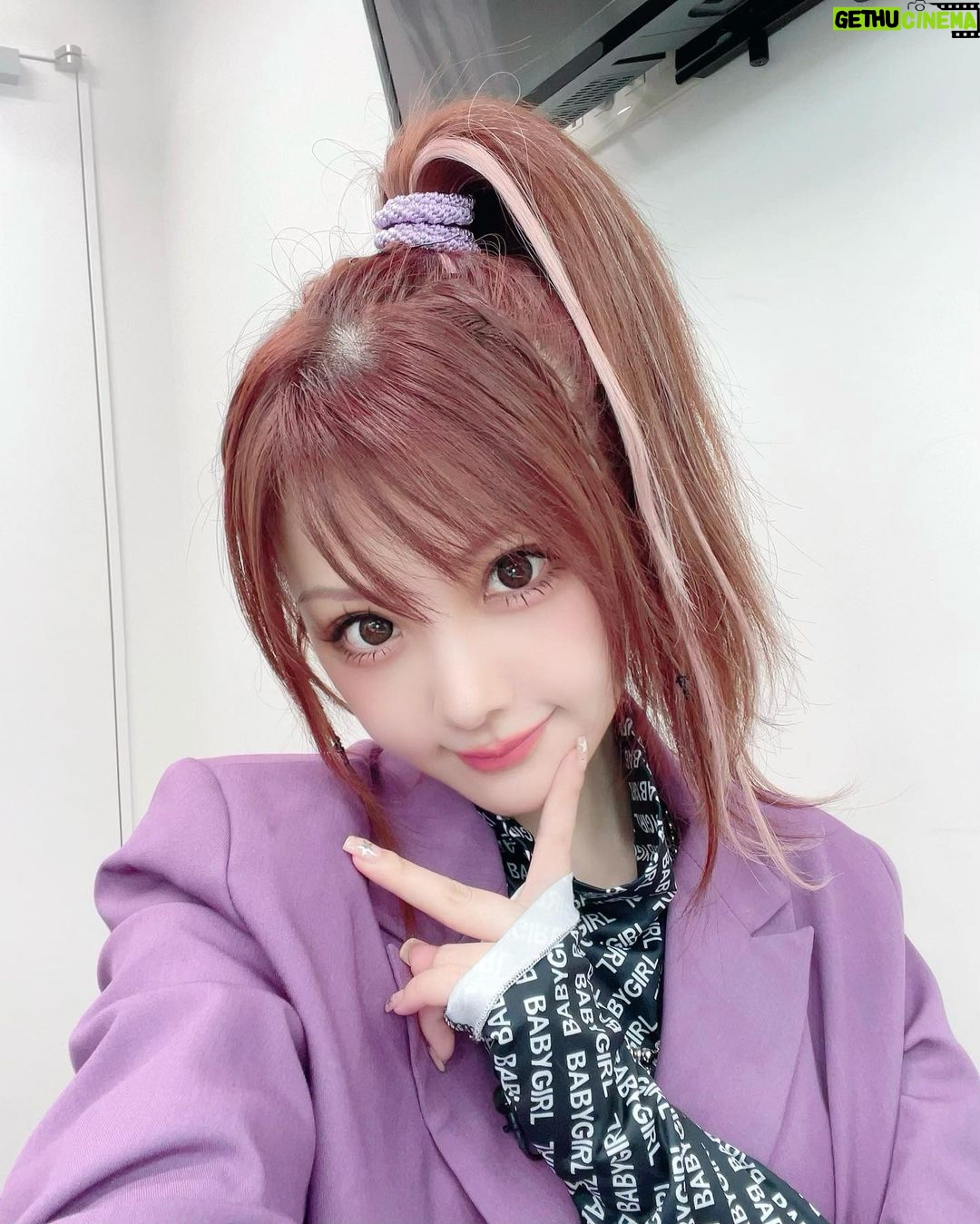 Reina Tanaka Instagram - . 紫のスーツのセットアップって 珍しくてかわいくない?😍💜 新しく買ったブーツは 足が綺麗に見えるし 結構厚底高いけど 前と後ろの高低差少なくて良い︎👍🏻 ̖́-💕 そしてピンクメッシュのエクステを いつもよりたくさん入れてもらったら ヘアアレンジした時たくさん見えて嬉しい♡ @lapis_kazuya ・‥…━━━☞・‥…━━━☞ #れーなこーで #セットアップ #パープルコーデ #evris #EMODA