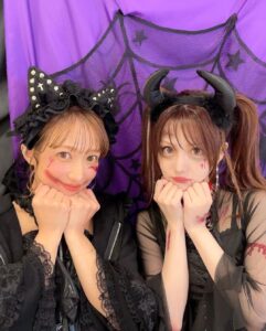 Reina Tanaka Instagram - . ハロウィン終わったけど まだ写真は続きます。笑 みてみて〜 ユニットみたいな写真が撮れた🤭🖤 この日 のんつぁんの家 初めて行ったくせに最後まで1人で残って のんつぁん家族と喋ってました🏠✨️ めちゃくちゃ楽しかったし 嬉しかったな〜🩷🥹 ・‥…━━━☞・‥…━━━☞ #辻希美 さん #4期生 #田中れいな ちゃん #6期生 #モーニング娘 #ハロウィン #ハロウィンメイク