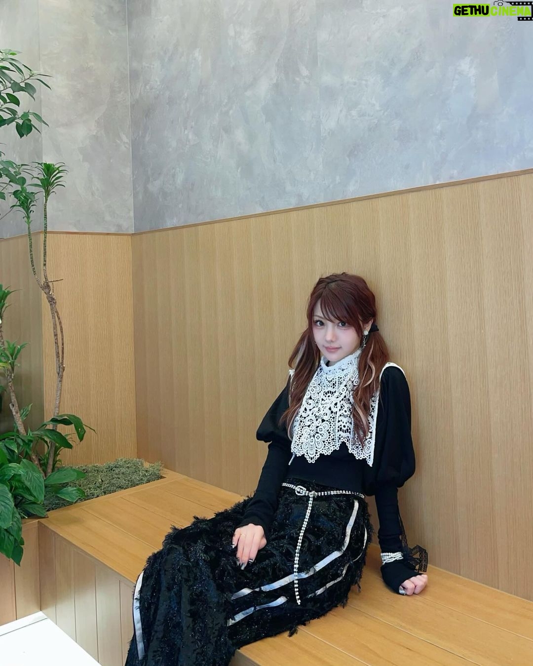 Reina Tanaka Instagram - . れーなにしては珍しいデザインの洋服ではないでしょうか🥰🖤 オシャレで大人かわいいのが 最近好きです💓💓💓 ・‥…━━━☞・‥…━━━☞ #れーなこーで #ヴィオレッタ #violetta #大人かわいいコーデ