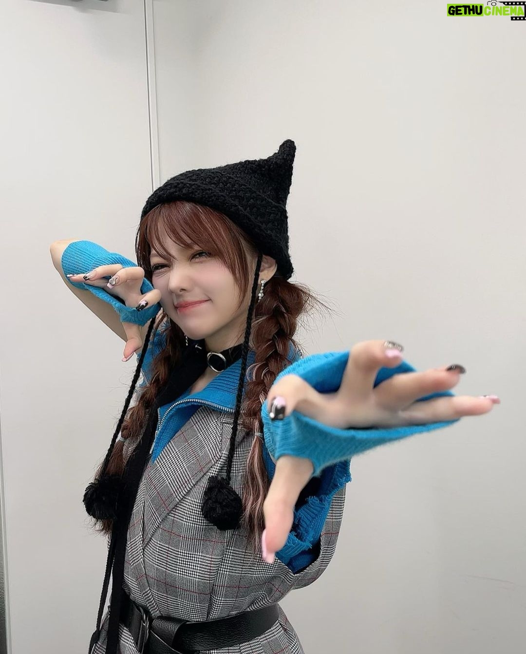 Reina Tanaka Instagram - . AbemaTVの生放送の服は、こんな感じでした🩵 きのう見てくれた方・コメントくれた方 ありがとうございました💓💓💓 クロちゃんに「ハロウィンみたい🎃」って言われたけど 絶対帽子だけで言われたよね🤭 はっぴーはろうぃん👾↝ ・‥…━━━☞・‥…━━━☞ #rady #厚底スニーカー #ENVYM #セットアップ #SHEIN #jouetie #れーなこーで