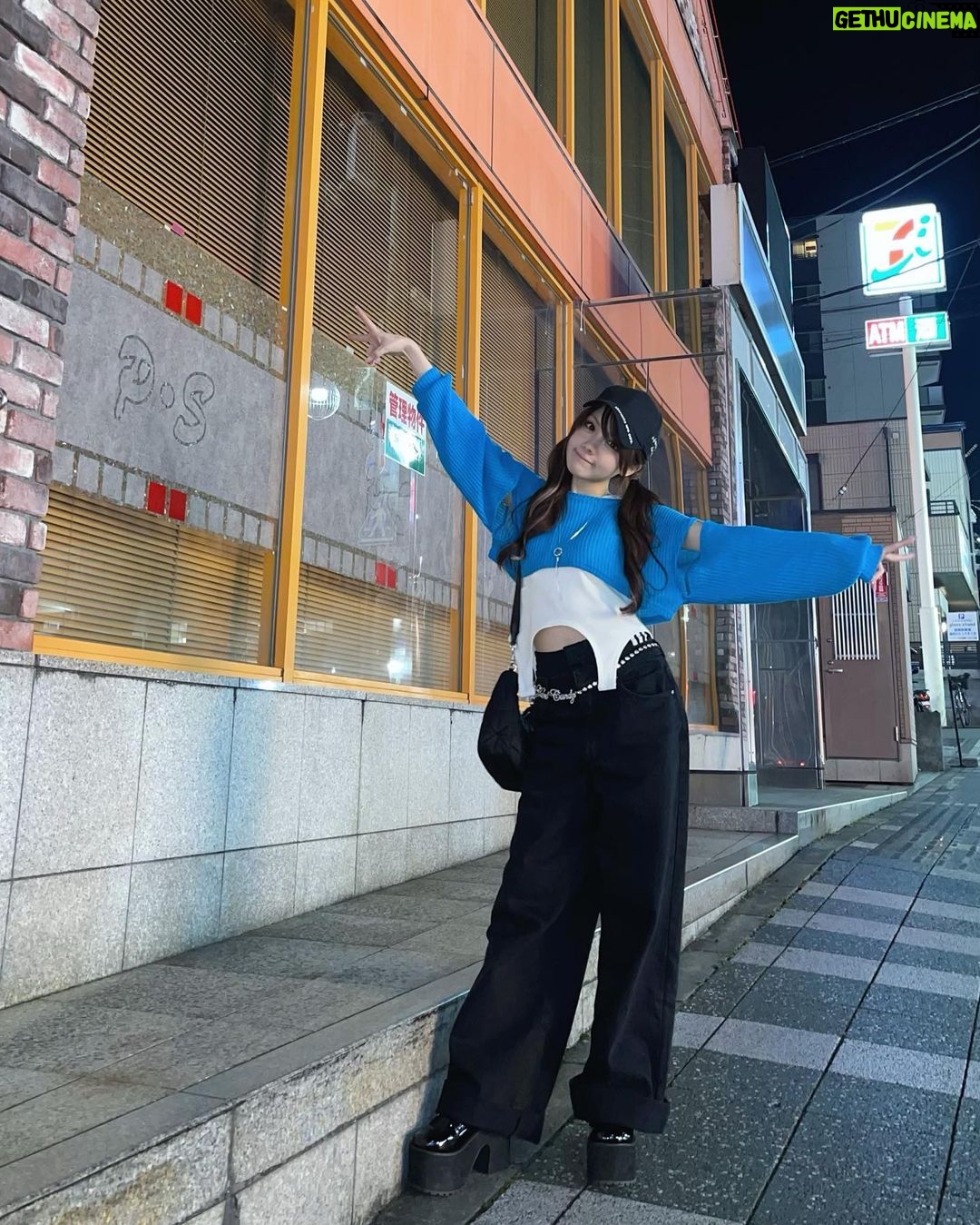 Reina Tanaka Instagram - . ラフやし楽ちんな格好やけど アクセサリーつけたり ビビットな水色着てラフすぎんようにしてみました🩵🩵🩵 ・‥…━━━☞・‥…━━━☞ #れーなこーで #ラブユ #LVEU #アディダス #adidas #エジック #ezick