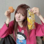 Reina Tanaka Instagram - . 滋賀おるとき、アイメイク終わったタイミングで朝ごはんにサラダパン食べました🍞✨️ 口紅塗ってないと、れーなってこんなに顔色悪いとよ(*´艸`) まだパジャマです😇 サラダパンはね細かく刻んだたくあんをマヨネーズと醤油で和えたやつがコッペパンに挟まっとって なんかクセになりそうなお味でした💗 ・‥…━━━☞・‥…━━━☞ #滋賀名物 #サラダパン #滋賀グルメ