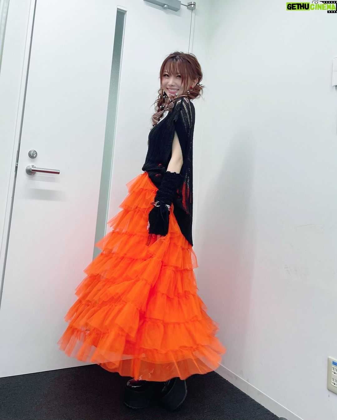 Reina Tanaka Instagram - . スカートに原色持ってくるだけで こんなに華やかになります🧡🧡🧡 @meemselect きのう?今日?に発表されましたが 11月28日(火)に横浜アリーナにて開催される 『モーニング娘。'23 コンサートツアー秋 「Neverending Shine Show」 SPECIAL』にゲスト出演することになりました!🎤✧ またまたOG集結だ✊🏻 ̖́-💕 ・‥…━━━☞・‥…━━━☞ #れーなこーで #ミームセレクト #meemselect #WEGO