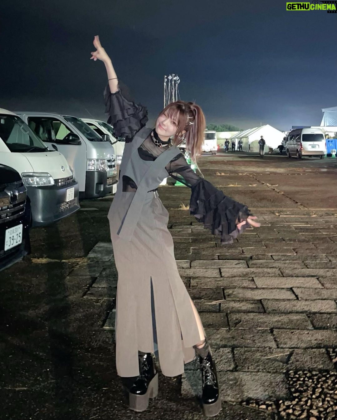 Reina Tanaka Instagram - . この服 めちゃくちゃお気に入りで 色違いでも買いました🩶🩶🩶 形がとっってもかわいい🫶🏻💕 ウエストもあるように見える形のスカートやし、いつもより着痩せ出来るセットアップです! 男性のスタッフさんに 「スカート、車の洗車のやつみたい」って言われて 例えがおじさんだなと思いました。笑 中のシースルーは 袖がグレーと黒でボリューム出されとって とっってもかわいい❤️ ・‥…━━━☞・‥…━━━☞ #れーなこーで #musubore #labelleEtude @musubore_official @labelleetude_official