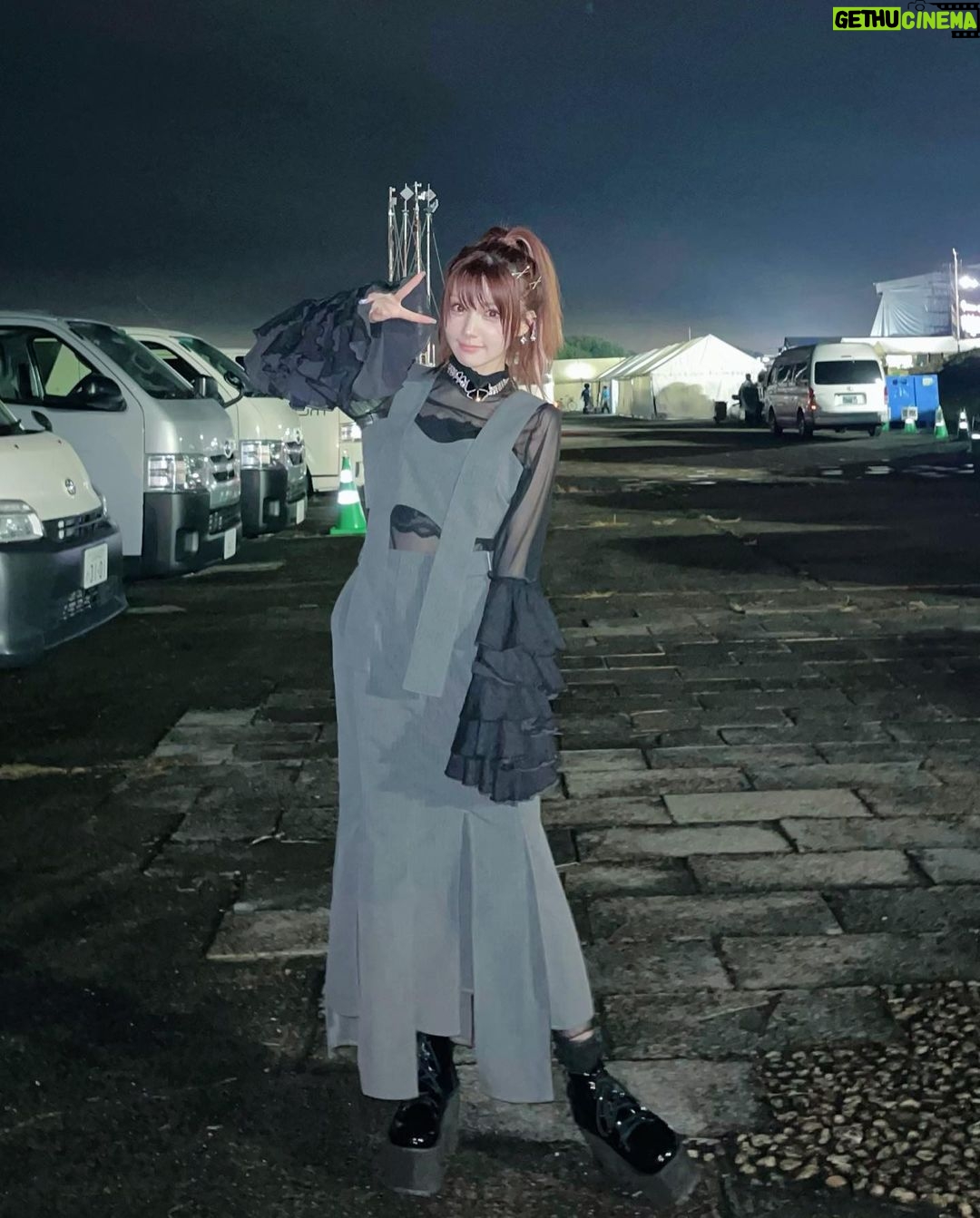 Reina Tanaka Instagram - . この服 めちゃくちゃお気に入りで 色違いでも買いました🩶🩶🩶 形がとっってもかわいい🫶🏻💕 ウエストもあるように見える形のスカートやし、いつもより着痩せ出来るセットアップです! 男性のスタッフさんに 「スカート、車の洗車のやつみたい」って言われて 例えがおじさんだなと思いました。笑 中のシースルーは 袖がグレーと黒でボリューム出されとって とっってもかわいい❤️ ・‥…━━━☞・‥…━━━☞ #れーなこーで #musubore #labelleEtude @musubore_official @labelleetude_official