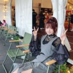 Reina Tanaka Instagram – .
この服 めちゃくちゃお気に入りで
色違いでも買いました🩶🩶🩶
形がとっってもかわいい🫶🏻💕
ウエストもあるように見える形のスカートやし、いつもより着痩せ出来るセットアップです!
男性のスタッフさんに
「スカート、車の洗車のやつみたい」って言われて
例えがおじさんだなと思いました。笑
中のシースルーは
袖がグレーと黒でボリューム出されとって とっってもかわいい❤️
・‥…━━━☞・‥…━━━☞
#れーなこーで
#musubore
#labelleEtude
@musubore_official
@labelleetude_official
