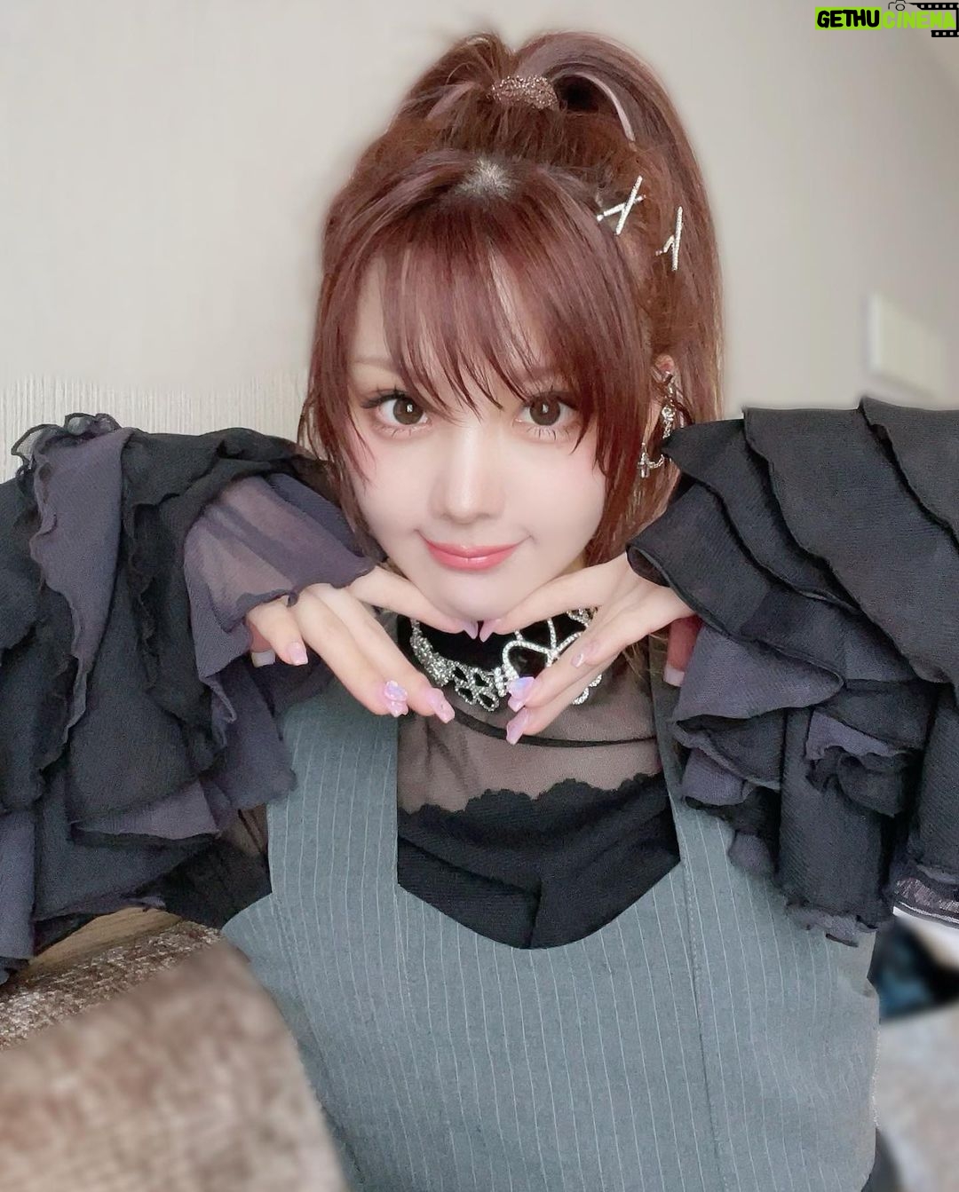 Reina Tanaka Instagram - . この服 めちゃくちゃお気に入りで 色違いでも買いました🩶🩶🩶 形がとっってもかわいい🫶🏻💕 ウエストもあるように見える形のスカートやし、いつもより着痩せ出来るセットアップです! 男性のスタッフさんに 「スカート、車の洗車のやつみたい」って言われて 例えがおじさんだなと思いました。笑 中のシースルーは 袖がグレーと黒でボリューム出されとって とっってもかわいい❤️ ・‥…━━━☞・‥…━━━☞ #れーなこーで #musubore #labelleEtude @musubore_official @labelleetude_official