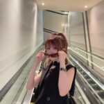 Reina Tanaka Instagram – .
このエスカレーター長かったので
写真撮ってみました🖤😜

1枚目は多分「ケータイかして！」って言った時のショット🤳