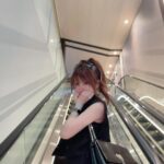 Reina Tanaka Instagram – .
このエスカレーター長かったので
写真撮ってみました🖤😜

1枚目は多分「ケータイかして！」って言った時のショット🤳