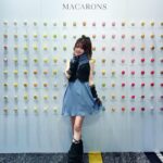 Reina Tanaka Instagram – .
ピエールエルメ25周年アニバーサリーパーティーに行ってきました🤍
25周年ってハロプロと一緒だ😍
なんかねこういうパーティー初めて行ったけどゴシップガールに出てきそうな感じでダンサーさんがお立ち台みたいなのに上がって踊ったり
木🌳から手足生えとったり(人が木のコスプレ?みたいな!笑)
日本ではなかなかなさそうなイメージのパーティーで
ドキワクしました🤭
真ん中からシェフ達が行進してきたりね!!👨🍳👨🍳👨🍳👨🍳
こんな所でシャンパン飲めたらカッコイイっちゃろうけど、れーなはぶどうジュースで🍇
ピエールエルメは、れーながマカロン食べられるようになったきっかけのお店やんね☺️💓
#🍪
貴重な体験でした❤️
※ちょうど今ゴシップガール見ようけん(3回目。笑)タイムリーな感じで嬉しかった💕
パーティーに着て行った洋服は
可愛くておしゃれな服がたくさんある、 @labelleetude_official 🩵です!
・‥…━━━☞・‥…━━━☞
#れーなこーで
#ピエールエルメ #ピエールエルメ
#25周年 #pierreherme
#ラベルエチュード #labelleEtude