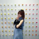 Reina Tanaka Instagram – .
ピエールエルメ25周年アニバーサリーパーティーに行ってきました🤍
25周年ってハロプロと一緒だ😍
なんかねこういうパーティー初めて行ったけどゴシップガールに出てきそうな感じでダンサーさんがお立ち台みたいなのに上がって踊ったり
木🌳から手足生えとったり(人が木のコスプレ?みたいな!笑)
日本ではなかなかなさそうなイメージのパーティーで
ドキワクしました🤭
真ん中からシェフ達が行進してきたりね!!👨🍳👨🍳👨🍳👨🍳
こんな所でシャンパン飲めたらカッコイイっちゃろうけど、れーなはぶどうジュースで🍇
ピエールエルメは、れーながマカロン食べられるようになったきっかけのお店やんね☺️💓
#🍪
貴重な体験でした❤️
※ちょうど今ゴシップガール見ようけん(3回目。笑)タイムリーな感じで嬉しかった💕
パーティーに着て行った洋服は
可愛くておしゃれな服がたくさんある、 @labelleetude_official 🩵です!
・‥…━━━☞・‥…━━━☞
#れーなこーで
#ピエールエルメ #ピエールエルメ
#25周年 #pierreherme
#ラベルエチュード #labelleEtude