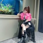 Reina Tanaka Instagram - . きのうのお仕事で着とった服です🩷 色が入るだけでパッと明るくなるね☺️ きのう行きも帰りもバタバタで新幹線発車する3.4分前に駅到着したけん この厚底で 駅ダッシュしました🏃‍♂️ この靴は全く走れる用の厚底ではないので(厚底でも軽くて走れるのもある🙆‍♀️)走った後、足が震えて震えて仕方なかったです👽 やっぱりさ人生何事も焦らずゆーーったり行動したいね！！笑 ※行きも帰りも無事予定通りに乗れました🤭🚄 ・‥…━━━☞・‥…━━━☞ #れーなこーで #衣装 #厚底ダッシュ