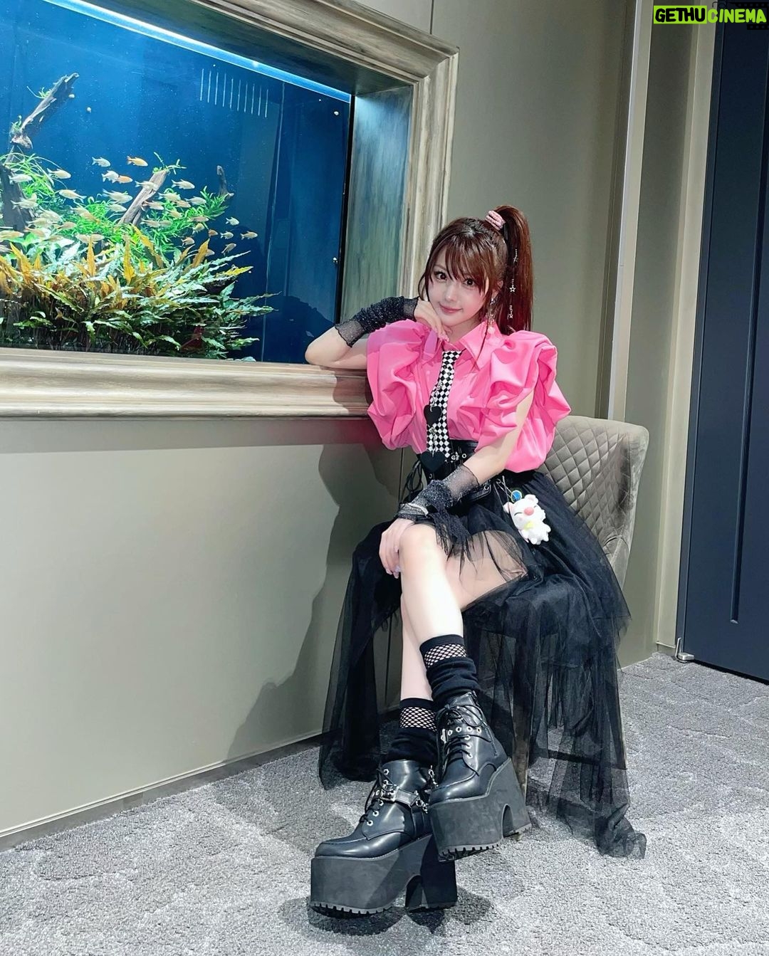 Reina Tanaka Instagram - . きのうのお仕事で着とった服です🩷 色が入るだけでパッと明るくなるね☺️ きのう行きも帰りもバタバタで新幹線発車する3.4分前に駅到着したけん この厚底で 駅ダッシュしました🏃♂️ この靴は全く走れる用の厚底ではないので(厚底でも軽くて走れるのもある🙆♀️)走った後、足が震えて震えて仕方なかったです👽 やっぱりさ人生何事も焦らずゆーーったり行動したいね!!笑 ※行きも帰りも無事予定通りに乗れました🤭🚄 ・‥…━━━☞・‥…━━━☞ #れーなこーで #衣装 #厚底ダッシュ