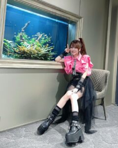 Reina Tanaka Instagram - . きのうのお仕事で着とった服です🩷 色が入るだけでパッと明るくなるね☺️ きのう行きも帰りもバタバタで新幹線発車する3.4分前に駅到着したけん この厚底で 駅ダッシュしました🏃‍♂️ この靴は全く走れる用の厚底ではないので(厚底でも軽くて走れるのもある🙆‍♀️)走った後、足が震えて震えて仕方なかったです👽 やっぱりさ人生何事も焦らずゆーーったり行動したいね！！笑 ※行きも帰りも無事予定通りに乗れました🤭🚄 ・‥…━━━☞・‥…━━━☞ #れーなこーで #衣装 #厚底ダッシュ