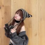 Reina Tanaka Instagram - . 中に着とうトップスとこのスカートの組み合わせ、くびれなくても 細く見えるコーデになった🥹🫶🏻 最近このトップスの形みたいに 垂れるところ(?)紐？じゃないしな🤔 とにかくこの形にハマり中❣️笑 ・‥…━━━☞・‥…━━━☞ #れーなこーで #猫耳ニット帽 #EMODA #ロングスカート #GRL #ショートブーツ #SHEIN #トップス #PAGEBOY #インナー