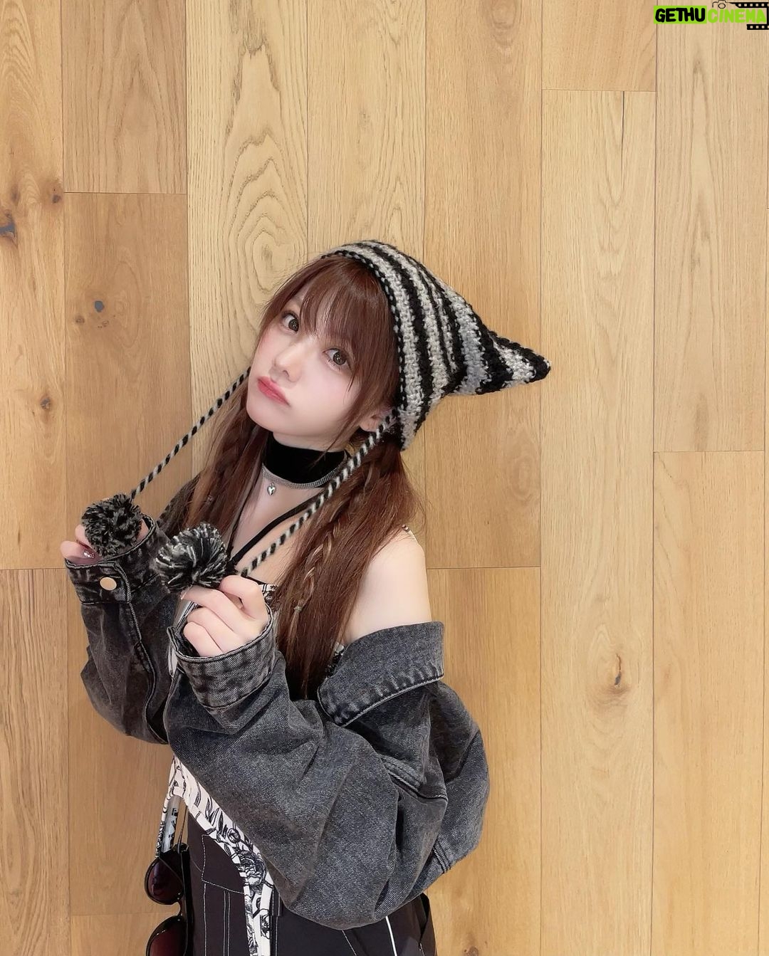 Reina Tanaka Instagram - . 中に着とうトップスとこのスカートの組み合わせ、くびれなくても 細く見えるコーデになった🥹🫶🏻 最近このトップスの形みたいに 垂れるところ(?)紐?じゃないしな🤔 とにかくこの形にハマり中❣️笑 ・‥…━━━☞・‥…━━━☞ #れーなこーで #猫耳ニット帽 #EMODA #ロングスカート #GRL #ショートブーツ #SHEIN #トップス #PAGEBOY #インナー