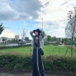 Reina Tanaka Instagram - . 雲☁️⸝⋆の主張がすごかった🤭 このパンツ、ラインの入り方がかわいい🤍🖤🤍 ・‥…━━━☞・‥…━━━☞ #れーなこーで #PAGEBOY #ページボーイ #EMODA #エモダ #パンツコーデ #シースルーシャツ #GYDA