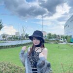 Reina Tanaka Instagram - . 雲☁️⸝⋆の主張がすごかった🤭 このパンツ、ラインの入り方がかわいい🤍🖤🤍 ・‥…━━━☞・‥…━━━☞ #れーなこーで #PAGEBOY #ページボーイ #EMODA #エモダ #パンツコーデ #シースルーシャツ #GYDA