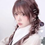 Reina Tanaka Instagram - . この服めちゃくちゃ女の子らしさ全開な服じゃない?! この服はモデルをやらせてもらっているRadyのお洋服です🧸💭⸒⸒ このセーター着る時はぜひこの髪型真似して!!! 超女の子。まじ女！笑 この服でTikTokあげとうけど、 まだあるけん楽しみにしとってね💓🤭 この服きのう着たっちゃけど (あ。ここから雑談ね) 夜ご飯にサムギョプサル食べに行ったわけ🐷✧ 仕事の忘年会やけんお店は決めてもらったっちゃけど、つい最近血液検査したわけよ。 その時 足りん物が ビタミンなんとか…でさ！笑 それは何食べれば入ってますか？って聞いたら 豚って！🐖🐖🐖 えっっサムギョプサル?! なんてすごいタイミング。 これはビタミンなんとかを摂取するチャンスやん！？と思って めちゃくちゃ食べたら 心なしか夜肌がツルツルになった気がした！ ※多分気のせい ・‥…━━━☞・‥…━━━☞ #れーなこーで #Rady #豚摂取は大事
