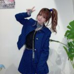 Reina Tanaka Instagram - . 金曜日のAbemaTV生放送の時の 服です💙💙💙 このセットアップZARAのっちゃけど めちゃくちゃ可愛い🤭❤️ れーなの身長が153で XSでこういうサイズ感·͜· スカートの作りが短くてれーな的には タイプですっ！ ・‥…━━━☞・‥…━━━☞ #れーなこーで #ムートンブーツ #rady #ZARA #violetta #セットアップ