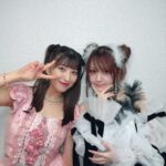Reina Tanaka Instagram - . きのう、あかねちゃんと ちさきちゃんと撮ったよ💕😉 あかねちゃんは昔は緊張しとったのか全く話しかけてくれんやったけど、今では自分から写真撮りたいですって言ってくれたり 髪型がふしぎ遊戯の美朱ちゃんみたいで可愛いですって言ってくれたりするようになったとよ🥰嬉しい!! ちさきちゃんは、こんな長い時間初めて一緒おったっちゃけど勝手に話しかけられたくないオーラある子とゆーか 人見知りなのかなー？とか思ったけどスタッフさんと話しよう姿見ると めっちゃ元気で明るいし思ったより、ちゃんと声出して喋るし←(笑) 一緒に差し入れのお菓子選んだりもしたし、写真もね ちさきちゃんから撮りたいですって言ってくれたと🩷 きのうで印象がガラッと変わりました😌❣️ てゆーかさ自分で言うのもなんやけど 今回のれーなの衣装めちゃくちゃかわいくない？！🥹 超お気に入り!!! これで終わるのもったいない😭 ・‥…━━━☞・‥…━━━☞ #羽賀朱音 #森戸知沙希 #田中れいな #モーニング娘