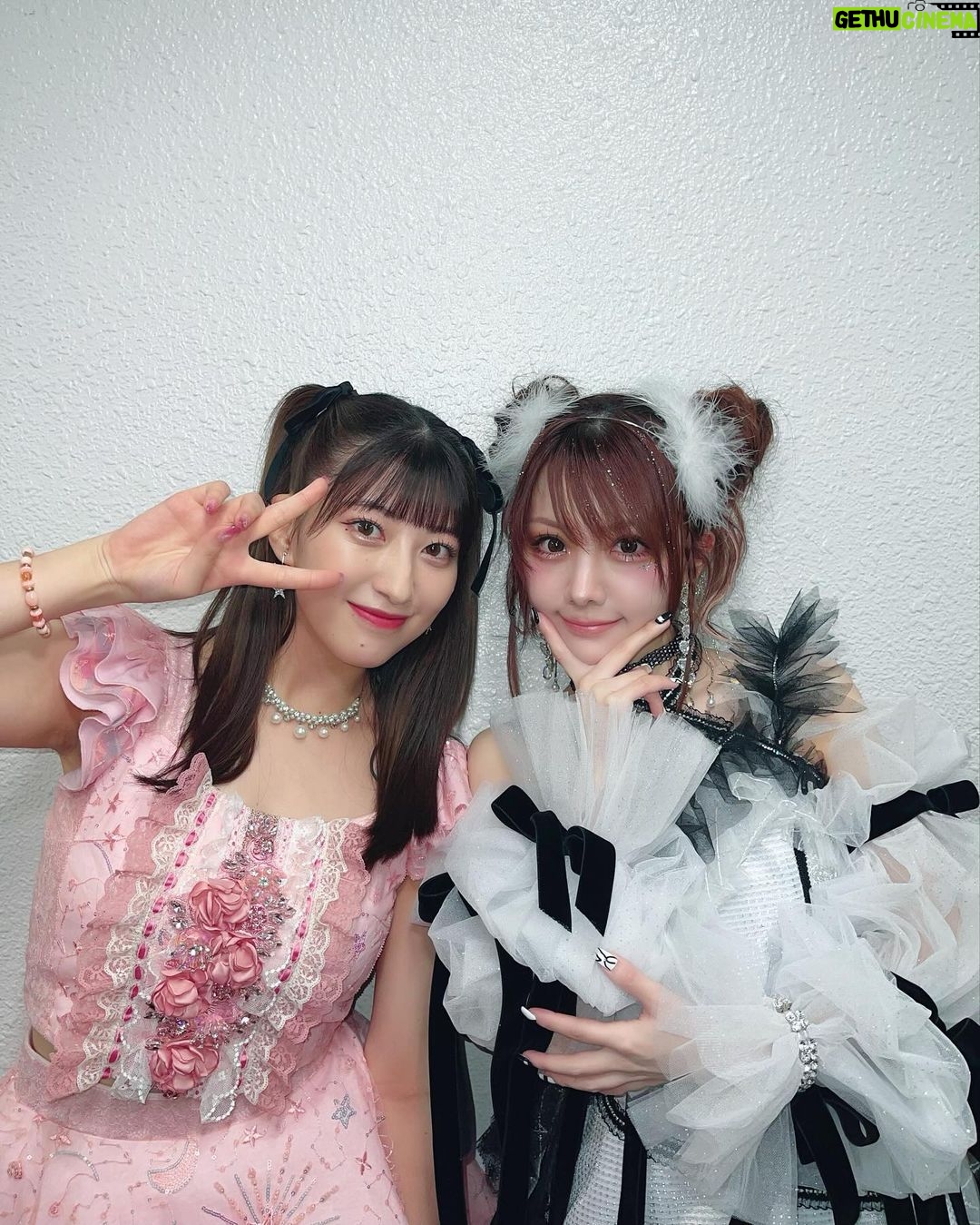 Reina Tanaka Instagram - . きのう、あかねちゃんと ちさきちゃんと撮ったよ💕😉 あかねちゃんは昔は緊張しとったのか全く話しかけてくれんやったけど、今では自分から写真撮りたいですって言ってくれたり 髪型がふしぎ遊戯の美朱ちゃんみたいで可愛いですって言ってくれたりするようになったとよ🥰嬉しい!! ちさきちゃんは、こんな長い時間初めて一緒おったっちゃけど勝手に話しかけられたくないオーラある子とゆーか 人見知りなのかなー?とか思ったけどスタッフさんと話しよう姿見ると めっちゃ元気で明るいし思ったより、ちゃんと声出して喋るし←(笑) 一緒に差し入れのお菓子選んだりもしたし、写真もね ちさきちゃんから撮りたいですって言ってくれたと🩷 きのうで印象がガラッと変わりました😌❣️ てゆーかさ自分で言うのもなんやけど 今回のれーなの衣装めちゃくちゃかわいくない?!🥹 超お気に入り!!! これで終わるのもったいない😭 ・‥…━━━☞・‥…━━━☞ #羽賀朱音 #森戸知沙希 #田中れいな #モーニング娘