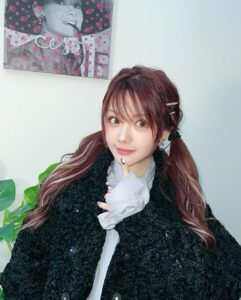 Reina Tanaka Instagram - . 最近、自分orママが作ったお味噌汁が好きすぎて 好きすぎます🥣🫶💓 具は豆腐、うす揚げに玉子いれて白身はしっかり固まって黄身が少し半熟のやつが好き❤️ 今日もそれ食べる！！！！ ※後ろの絵と2ショットみたいになった📸