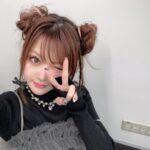 Reina Tanaka Instagram - . 久しぶりに2つお団子にしたよ✌️💕 うまくエクステのメッシュの所出したかったけど 難しかったぁ😬💦 前髪の横は三つ編みにするのと お団子も かっちりせず フワフワ、アホ毛出ても気にせず出しっぱなしなのが れーな流✌️😝 ※黒のトップスが毛だらけなのは お気になさらずね🤫笑 ・‥…━━━☞・‥…━━━☞ #お団子ヘア #ツインテール #三つ編みアレンジ #お団子アレンジ #エクステ #メッシュ