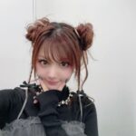Reina Tanaka Instagram - . 久しぶりに2つお団子にしたよ✌️💕 うまくエクステのメッシュの所出したかったけど 難しかったぁ😬💦 前髪の横は三つ編みにするのと お団子も かっちりせず フワフワ、アホ毛出ても気にせず出しっぱなしなのが れーな流✌️😝 ※黒のトップスが毛だらけなのは お気になさらずね🤫笑 ・‥…━━━☞・‥…━━━☞ #お団子ヘア #ツインテール #三つ編みアレンジ #お団子アレンジ #エクステ #メッシュ