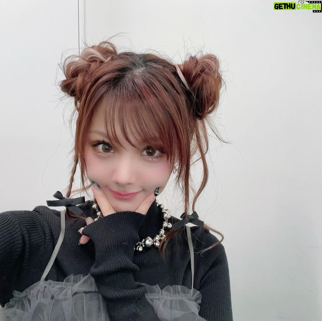 Reina Tanaka Instagram - . 久しぶりに2つお団子にしたよ✌️💕 うまくエクステのメッシュの所出したかったけど 難しかったぁ😬💦 前髪の横は三つ編みにするのと お団子も かっちりせず フワフワ、アホ毛出ても気にせず出しっぱなしなのが れーな流✌️😝 ※黒のトップスが毛だらけなのは お気になさらずね🤫笑 ・‥…━━━☞・‥…━━━☞ #お団子ヘア #ツインテール #三つ編みアレンジ #お団子アレンジ #エクステ #メッシュ