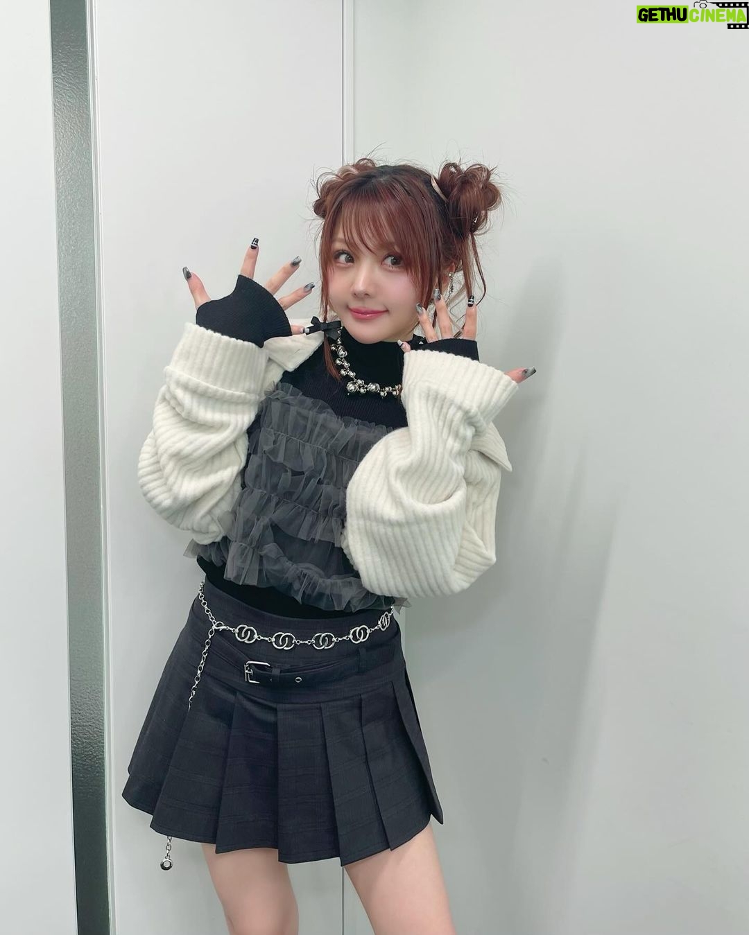 Reina Tanaka Instagram - . AbemaTVクロクルで着てた服です💓 実はこの靴下、【まるでこたつソックス】なのです🤭 この靴下、家で履く感じするけど 外で履いたら少しは暖かいかなー?と思ったのと くしゅくしゅ具合と厚さが好きで なかなか靴下屋さんに売ってないけん、この靴下は丁度いい😍 ・‥…━━━☞・‥…━━━☞ #れーなこーで #meemselect #CHICO #ZARA #ESPERANZA #まるでこたつソックス🧦 #靴下サプリ
