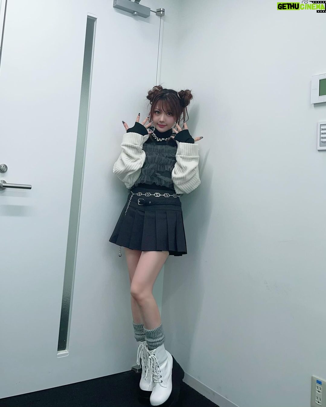 Reina Tanaka Instagram - . AbemaTVクロクルで着てた服です💓 実はこの靴下、【まるでこたつソックス】なのです🤭 この靴下、家で履く感じするけど 外で履いたら少しは暖かいかなー?と思ったのと くしゅくしゅ具合と厚さが好きで なかなか靴下屋さんに売ってないけん、この靴下は丁度いい😍 ・‥…━━━☞・‥…━━━☞ #れーなこーで #meemselect #CHICO #ZARA #ESPERANZA #まるでこたつソックス🧦 #靴下サプリ