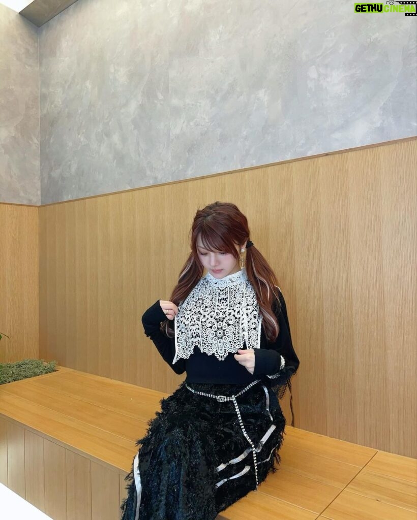 Reina Tanaka Instagram - . れーなにしては珍しいデザインの洋服ではないでしょうか🥰🖤 オシャレで大人かわいいのが 最近好きです💓💓💓 ・‥…━━━☞・‥…━━━☞ #れーなこーで #ヴィオレッタ #violetta #大人かわいいコーデ