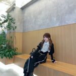 Reina Tanaka Instagram - . れーなにしては珍しいデザインの洋服ではないでしょうか🥰🖤 オシャレで大人かわいいのが 最近好きです💓💓💓 ・‥…━━━☞・‥…━━━☞ #れーなこーで #ヴィオレッタ #violetta #大人かわいいコーデ