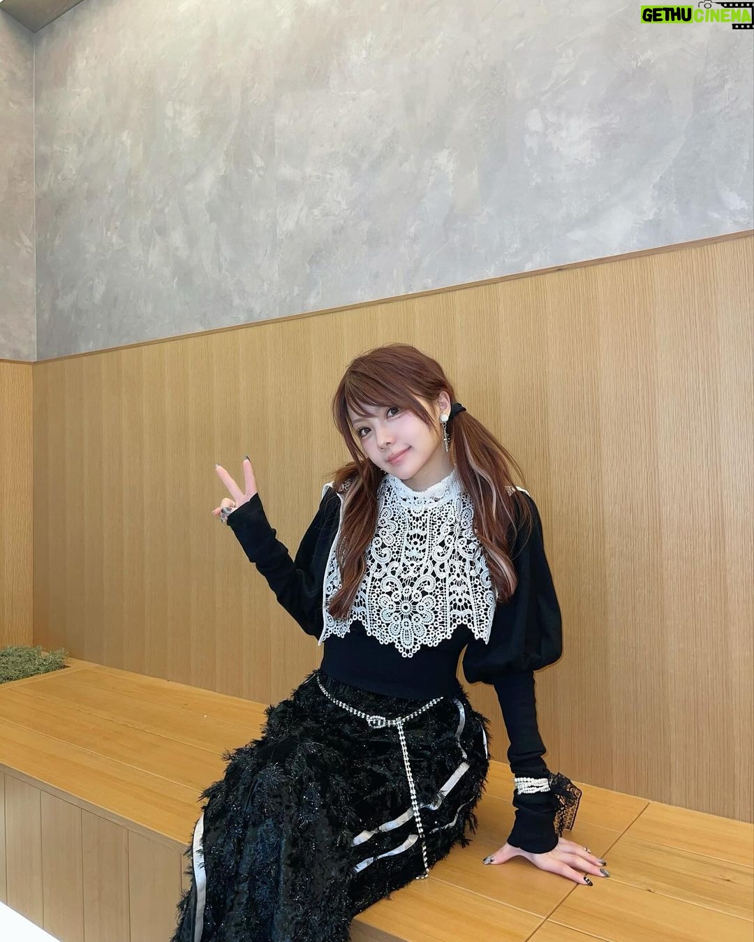 Reina Tanaka Instagram - . れーなにしては珍しいデザインの洋服ではないでしょうか🥰🖤 オシャレで大人かわいいのが 最近好きです💓💓💓 ・‥…━━━☞・‥…━━━☞ #れーなこーで #ヴィオレッタ #violetta #大人かわいいコーデ