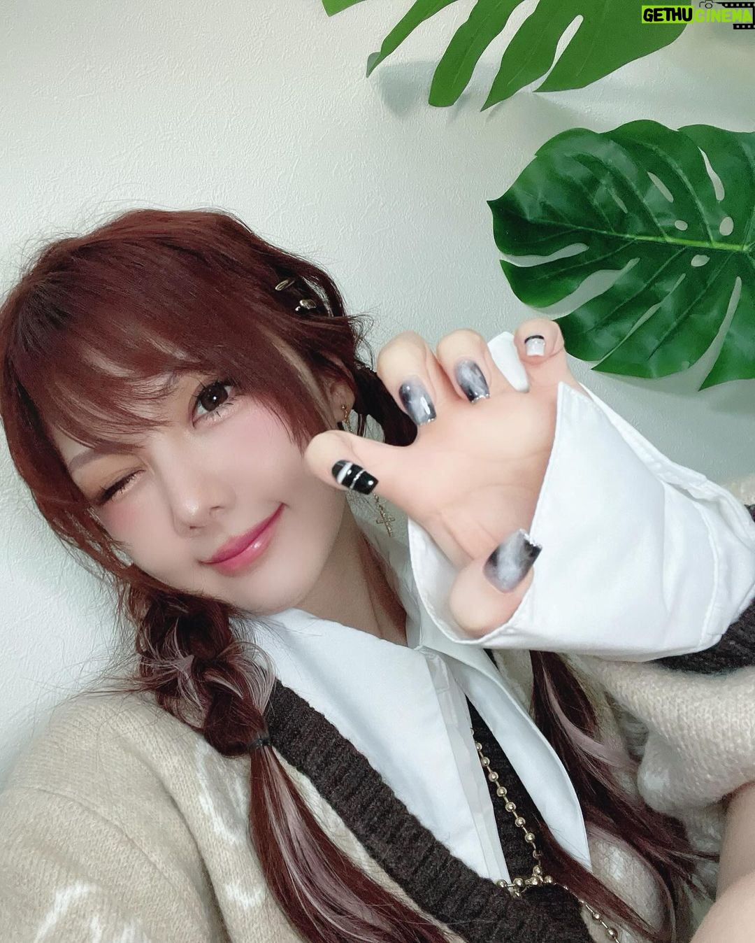 Reina Tanaka Instagram - . 2023年ラストのネイル💅🩷 グレー🩶白🤍黒🖤で 大人っぽく😌 そして、まつ毛もパッチリにしてきたよ( ꇐ₃ꇐ )💜 ネイル綺麗にしたり、まつ毛くるんってしたりしに行きようけど毎回お2人とのお喋りが楽しくて いつもあっという間😋✨️ ・‥…━━━☞・‥…━━━☞ #れーなネイル #大理石ネイル #ジェルネイル #パリジェンヌラッシュリフト @lapis_manami さん💅 @lapis_yuina さん👁 今年もありがとうございました🥰