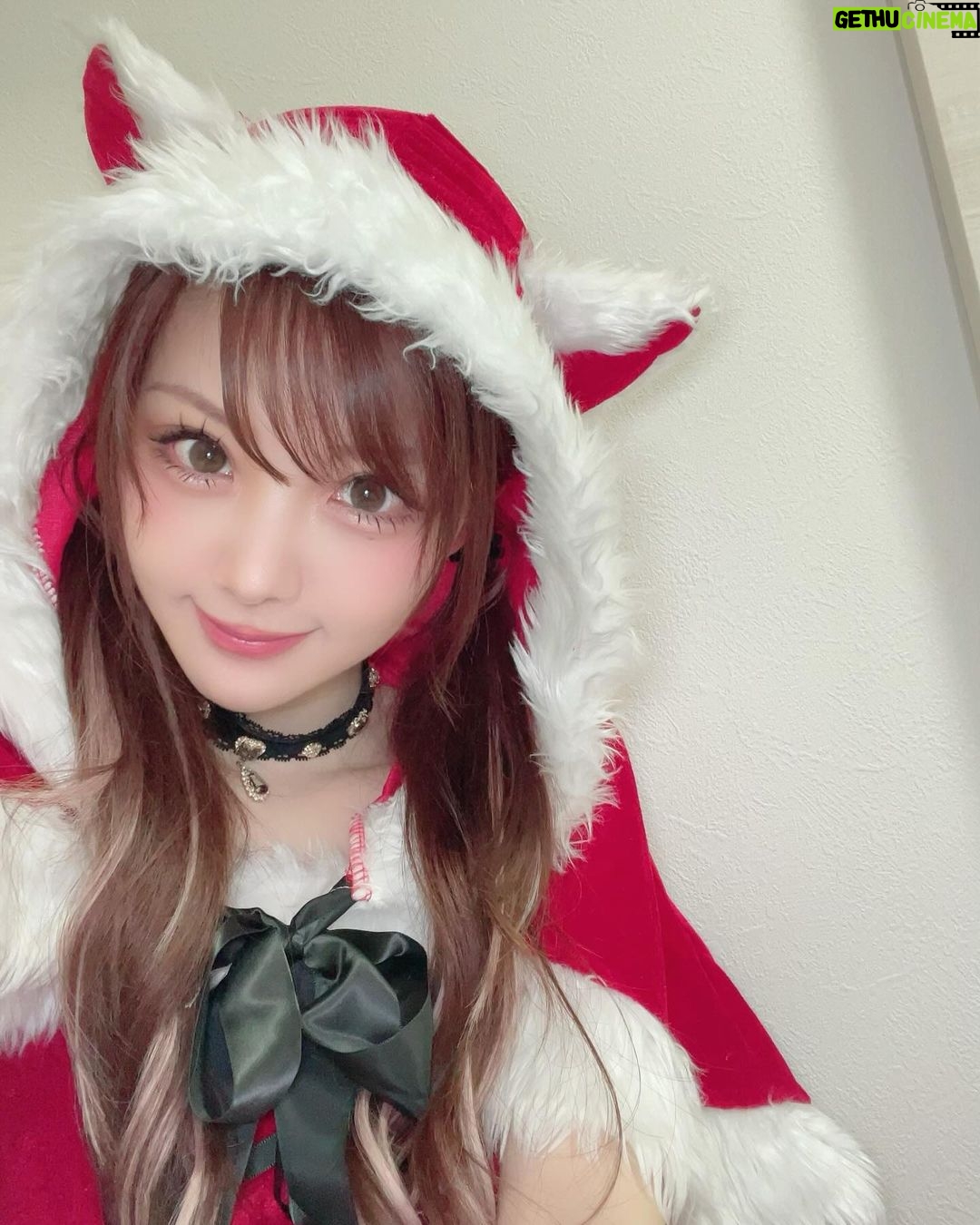 Reina Tanaka Instagram - . 今年最後に鍼と 美容クリニックに行ってきました💜 鍼はここ最近 腰と肩が痛すぎて 鍼してもらいようっちゃけど 顔にやってもらう美容鍼と違って ちょっとツーンってくるけん、れーな的には 「施術してもらってます!!」感があって すごく好き😆 施術後 肩甲骨こんなに動くっけ?!ってほど 凝りが楽になるし もちろんリフトアップも目的やけど 姿勢なおしてもらう方の施術が最近好きです🥰 速効性あるけん、今すぐ痛み取って!って時は れーな的には鍼がおすすめです^^ ただ、その後は自分の姿勢の問題やけん根本を解決せんとまたぶり返すけん頑張らんと🥹 そして美容クリニックは 表参道スキンクリニックで 初めて!!エリシスセンスという施術をしました✨️ ダーマペンとかポテンツァとかの針刺す系の施術をやった事がなかったけん怖すぎてめっちゃ汗かいたけど(笑) 施術の流れは 麻酔クリーム1時間ぐらいして 施術開始って感じ! 感覚はねぇー 痛い所は痛いけど本当に感覚ほぼなくて 変な感じ😂 とにかくほぼ痛くなかった🤭 鼻のてっぺんだけ、ちょっと「おっっ」って感じ💭⸒⸒ その後 ダウンタイムが心配やったけん ケアシスという顔を冷やしながら美容液導入するメニューをしてもらいました❤️ エリシスした所、真っ赤になるかなー?とか もしかして血まみれになるかな?!とかって心配になったけど赤みも少しやったし次の日には治ったし 今後も続けたいなと思えた理由は 肌がツッルツルになって化粧水の入りがめちゃくちゃ良くなった事✨️ 来年も続けてやりたいなーって思っているメニューの1つになりました! ちなみに、れーなはエリシスは鼻と顎のみで ケアシスは全顔にしたよ〜💛😋 エリシスした日は した部分にワセリンとか塗るといいって言われました☝️✧ ダーマペンとかポテンツァ、エリシスの針系の施術やった事ある人おったら、感想教えてほしいなー! ・‥…━━━☞・‥…━━━☞ #美容鍼 #鍼 @sugizakikenya @veline.venus #表参道スキンクリニック #エリシスセンス #ケアシス @omotesando_skinclinic