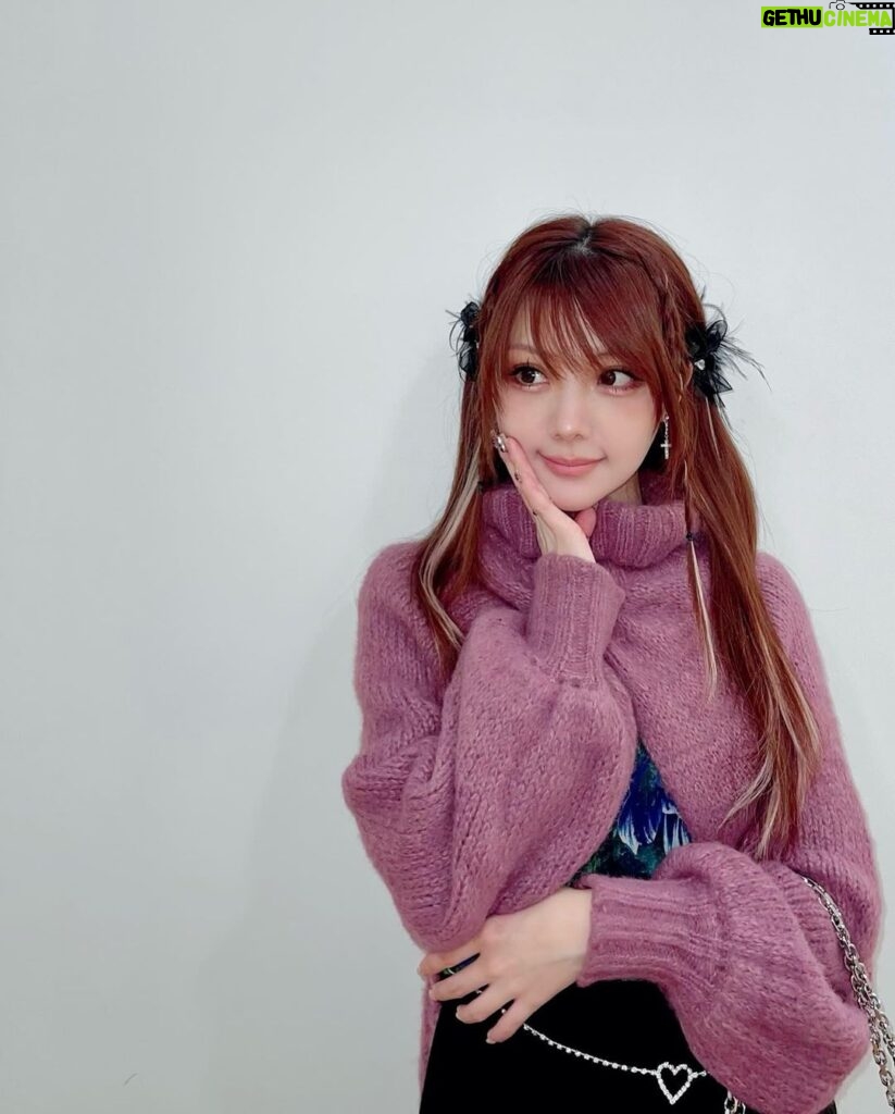 Reina Tanaka Instagram - . 寒い寒い寒い🥶 写真のために上着ぬいで撮るのも 限界きました(´× ×`) この髪飾りかわいいやろ💓 (髪飾りて。ヘアアクセね) ・‥…━━━☞・‥…━━━☞ #れーなこーで #labelleEtude #ZARA #ヘアアクセ