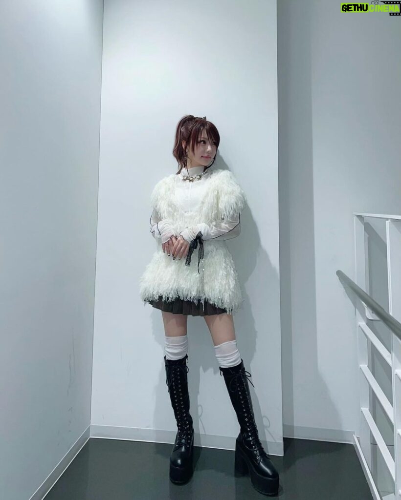Reina Tanaka Instagram - . 今日のクロクル生放送で着た服です⛄️❄️ 今日はクリスマススペシャルやったけん、雪をイメージしました·͜·(完全後付け。たまたまこの服になったw) ふわふわしてかわいいやろ😘🤍 ・‥…━━━☞・‥…━━━☞ #れーなこーで #EZICK #BUBBLES #ZARA #PAGEBOY #クリスマスコーデ #冬コーデ