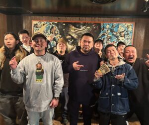 Rekko Instagram - 昨夜は岐阜まで漢さんが300万円届けてくれました！
流石に現金300万円は笑いが抑えられませんでした笑
漢キッチン自分の出演会も絶賛公開中なので是非そちらもご覧ください！🔥

@kan_9sari 

#漢kitchen 
#KOK
#kingofkings 
#hikiganesound