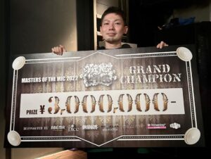 Rekko Instagram - 一夜明け改めてKING OF KINGS 2022優勝頂きました！
ずっと目指してきた日本一にやっとなれました！
支えてくれた仲間、家族、現場に来てくれるヘッズやファンの皆んな、 KOKのスタッフの皆様、審査員の皆様、出演MC全員、そしてHIKIGANEの皆んな、言い始めたらキリないけど、この世に生まれた全てに心の底から感謝です！
モンスターの卒業からここ2.3年は中々結果が出せず苦しんできましたが、一夜で全て報われた気分です！最高！
でもここがスタートという事もひしひし感じております故、靴紐を締め直して新たなる我が道を踏み出そうと思います！
話したい事山程ありますが行動で示していきますのでこれからの活動期待してて下さい！💪🔥