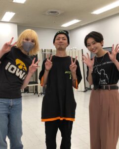 Rekko Instagram - 昨夜放送の「華大さんと千鳥くん」のクセ客大喜利というコーナーでラッパークセ客として出演させて頂きました！🙌 華丸大吉さんも千鳥さんも千原ジュニアさんも大ファンやったからまさかのメンバーの前でフリースタイルさせて頂いて大緊張&感謝感激でした！🙏 自分に向かってプロに大喜利して頂くという経験も含めて幸せな経験でした！普通にめっちゃ笑ってしまった！🙇‍♂️ 隣のDOTAMAさんはずっと無反応笑 LUNAさんとも久し振りに会って元気頂きました！🙏 chelmicoさんの曲も大好きで聴いてたから共演できて大分嬉しかった！🔥 ありがとうございました！🙌 大感謝！ #華大さんと千鳥くん