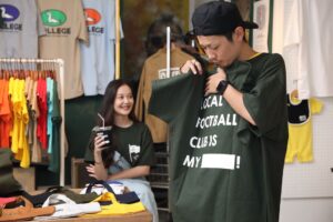 Rekko Instagram - 8月30日（日）vsブラウブリッツ秋田戦にてお披露目
FC岐阜×裂固×college
コラボグッズ企画🔥
是非とも会場にてお買い求め下さい🤣🤣

@fcgifu_ggg 
@fcgifu 
@college_gf