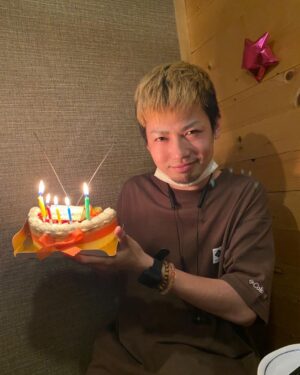 Rekko Instagram - 23歳なりましたー！！🙌 毎年最高な人達と最高な時間過ごせております！神様皆さまありがとうございます！🤣
おかげさまで毎日元気モリモリの超ハッピー野郎です！

これからもより一層精進致して参ります！🙇‍♂️✨ #HIKIGANEUP