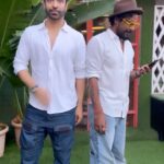 Remo D'Souza Instagram - When srk teaches u romance n ur such a good student that even onions look romantic 😜😜.. just some fun with my bro @remodsouza ❤️🤗 . . . #reelsinstagram #trending #trendingreels #fun #funny #masti #music #trendingsongs #remo #aamirali #bro