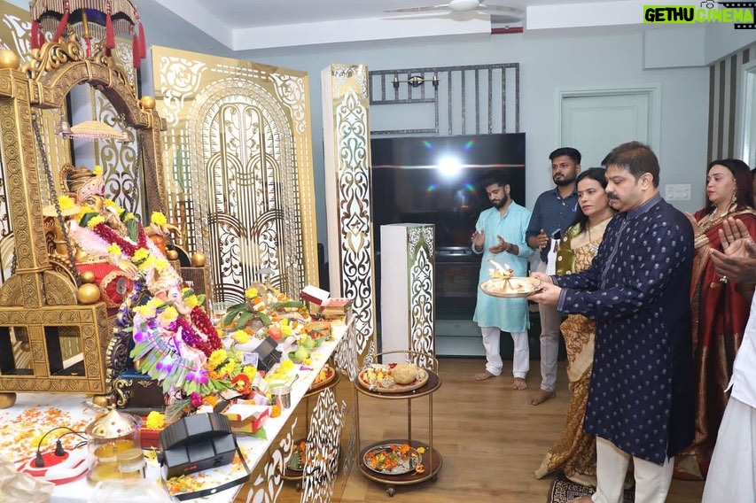 Remo D'Souza Instagram - Took Darshan of Shree Ganraya at My friends Mrs Lizelle and Mr Remo Dsouza’s Residence! @remodsouza @lizelleremodsouza @neetalad @neetaladofficial